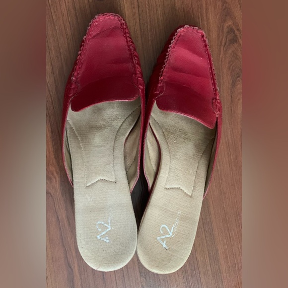 CLARKs Women’s Leather Kitten Heel Red Size 9.5 - VINTAGE STYLE - Picture 4 of 8